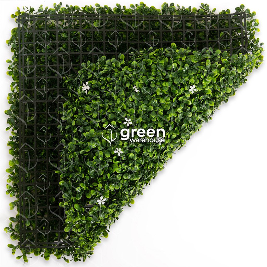 The Artificial Jasmine Foliage is ideal for sober and elegant decorations thanks to its small dark green and bright green leaves, complemented by discreet white flowers that offer a fresh and natural appearance.