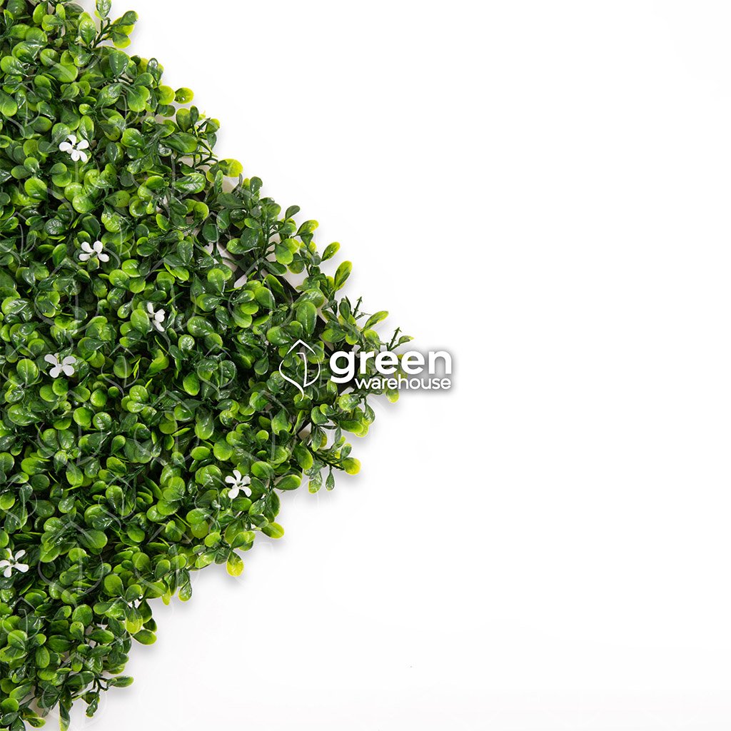 The Artificial Jasmine Foliage is ideal for sober and elegant decorations thanks to its small dark green and bright green leaves, complemented by discreet white flowers that offer a fresh and natural appearance.