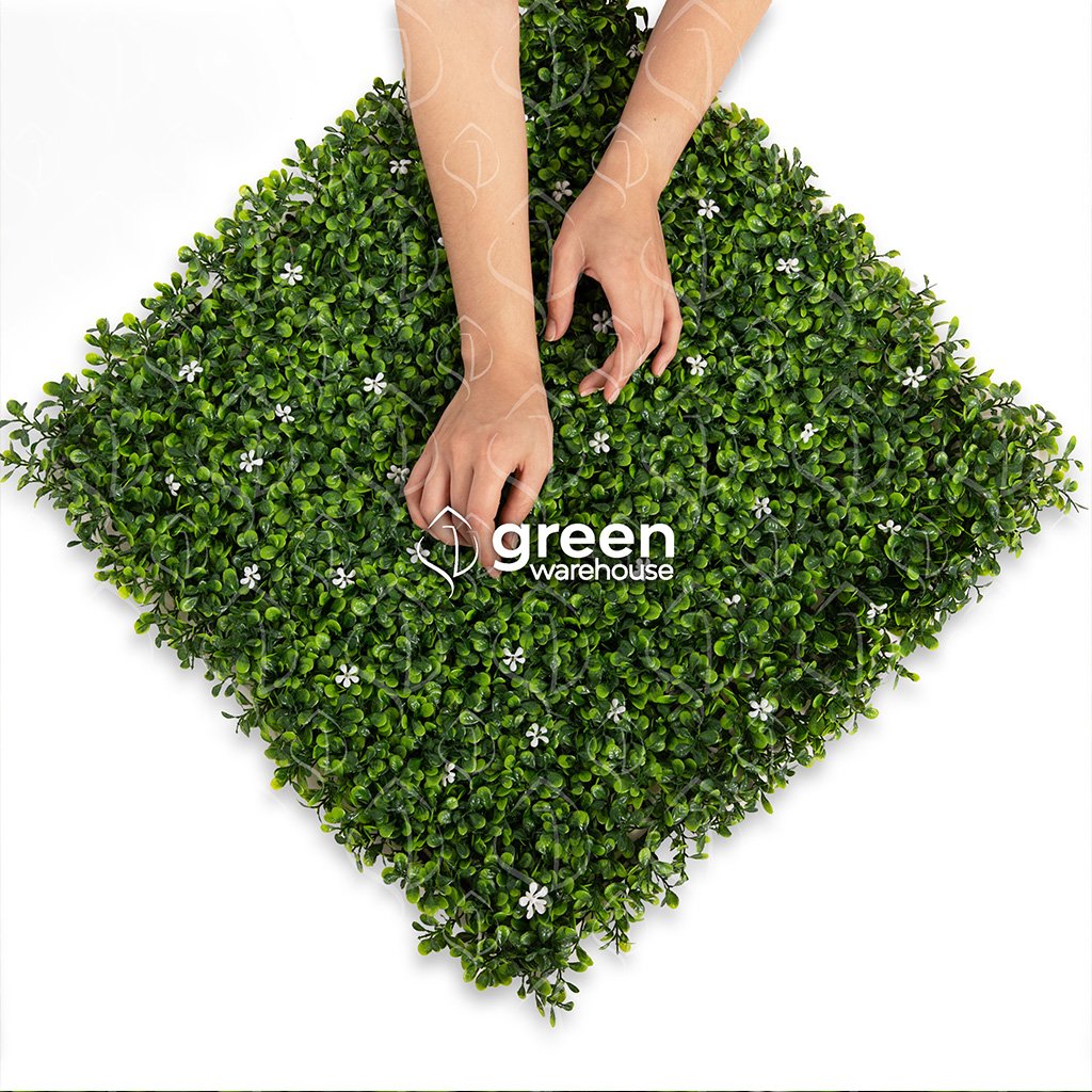 The Jasmine Artificial Foliage is ideal for superb and elegant decorations thanks to its small dark green and bright green leaves, complemented by discreet white flowers that offer a fresh and natural appearance. It is a Foliage that on its own can give life to Green Walls.
