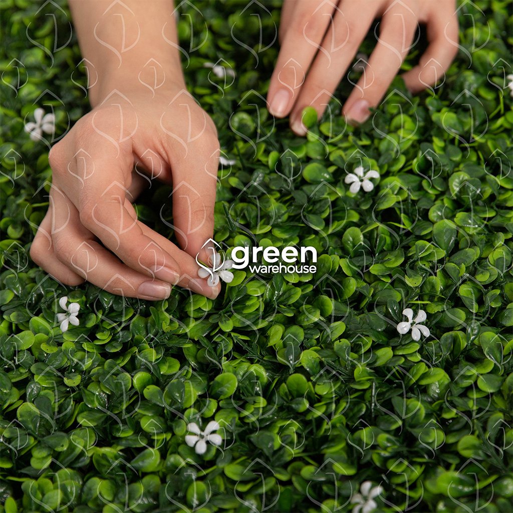 The Artificial Jasmine Foliage is ideal for sober and elegant decorations thanks to its small dark green and bright green leaves, complemented by discreet white flowers that offer a fresh and natural appearance.