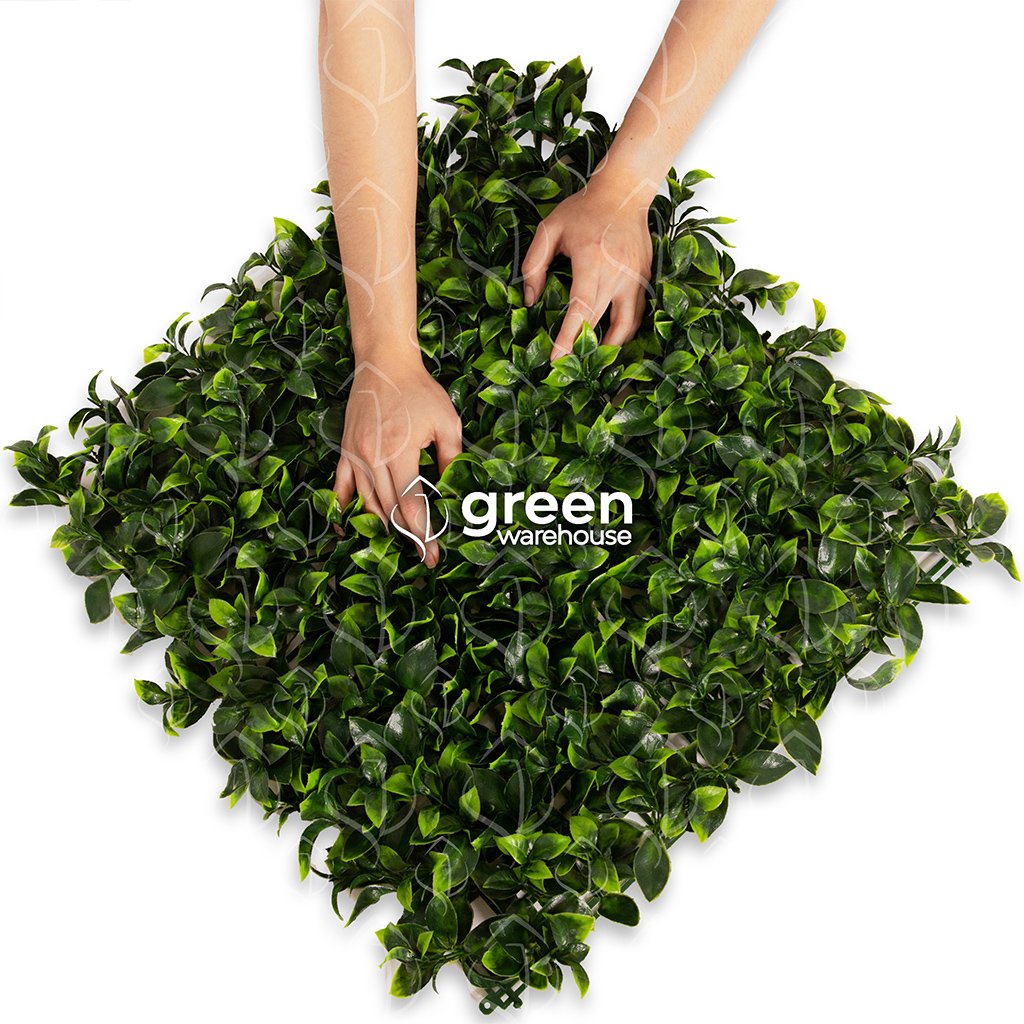 The artificial gardenia leaf foliage panel is characterized by having medium-sized leaves with an exceptional texture, in shades of green with brighter tips. This model has always been the most popular and preferred both to install alone or combine it in a personalized Green Wall.