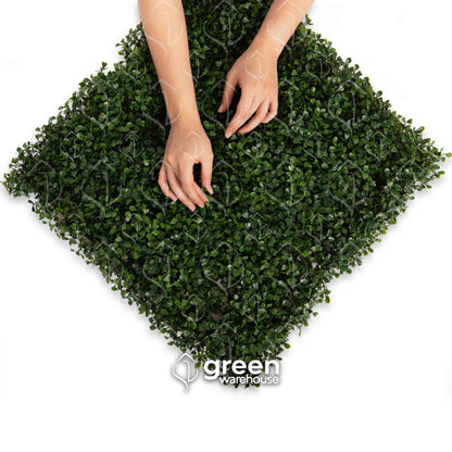 El Follaje Artificial Boxwood hace honor a la gama a la que pertenece, este modelo es de los más vendidos y un clásico en la decoración. Tiene una hoja pequeña de color verde oscuro y una agradable textura. Este follaje es ideal para espacios en donde se requiera dar una apariencia uniforme, gracias a su diseño de follaje cerrado y conservador.